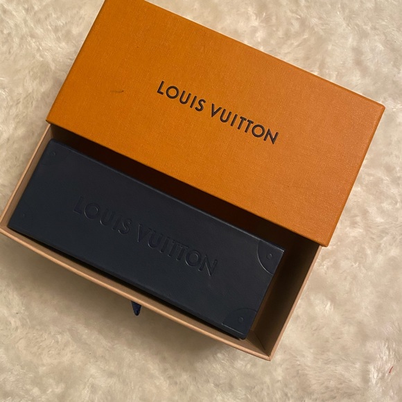 Louis Vuitton Unisex Sunglass - Picture 8 of 10